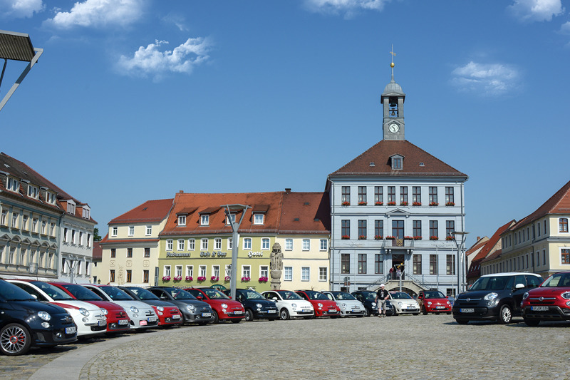 Start am Altmarkt für Fiat-500-Tour