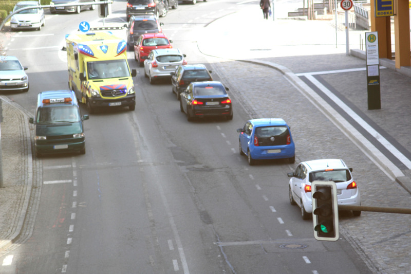 Mit Blaulicht durch
den Baustellenstau
