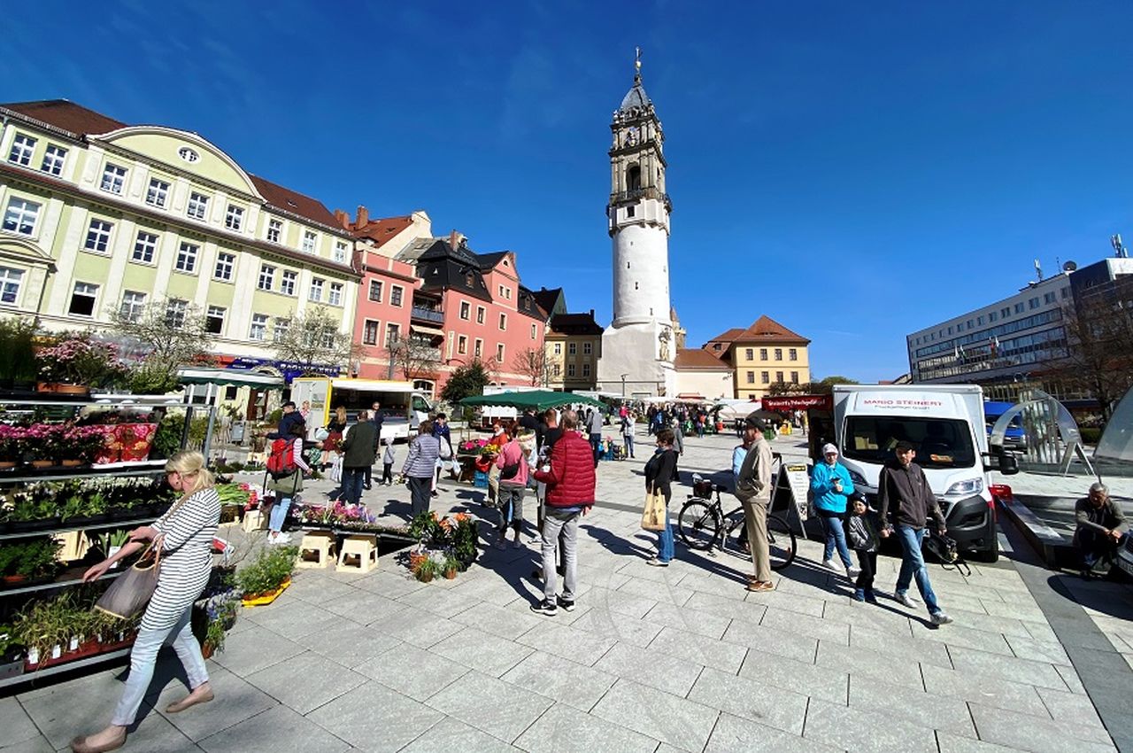 Zahlreiche Bautzener besuchten am Karsamstag den Ostermarkt am Fuße des Reichenturms, um frische Lebensmittel zu erwerben.