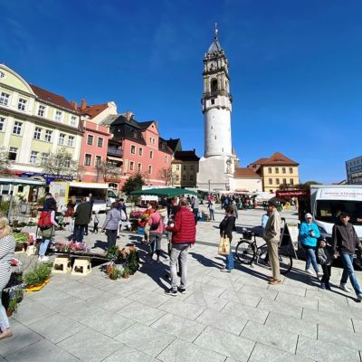 Zahlreiche Bautzener besuchten am Karsamstag den Ostermarkt am Fuße des Reichenturms, um frische Lebensmittel zu erwerben.