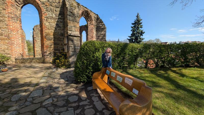 Setz dich zu mir! heißt es auf dem Nicolaifriedhof