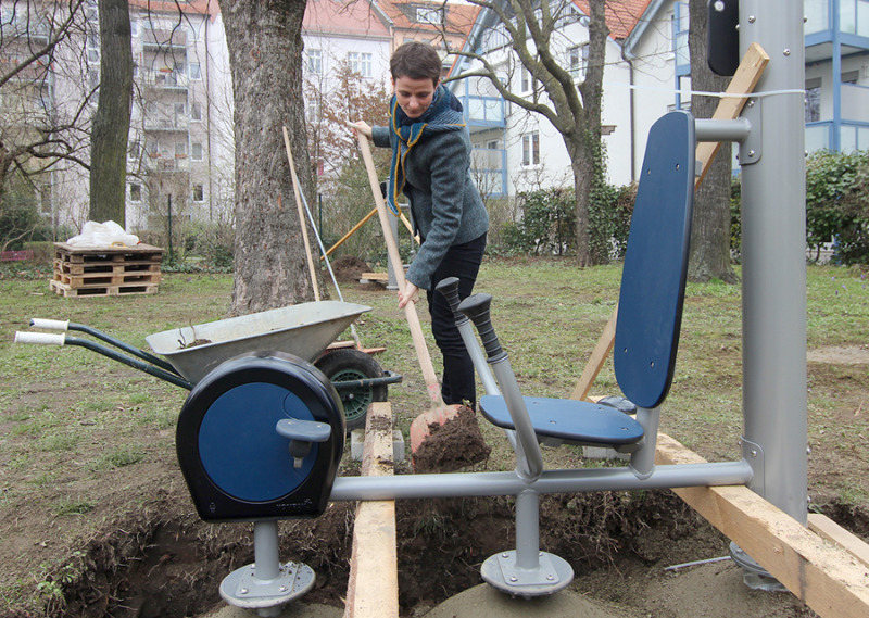 Baubürgermeisterin greift zur Schaufel