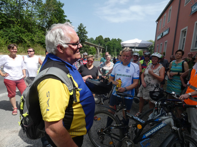 Pedalritter streiten für Radwegbau