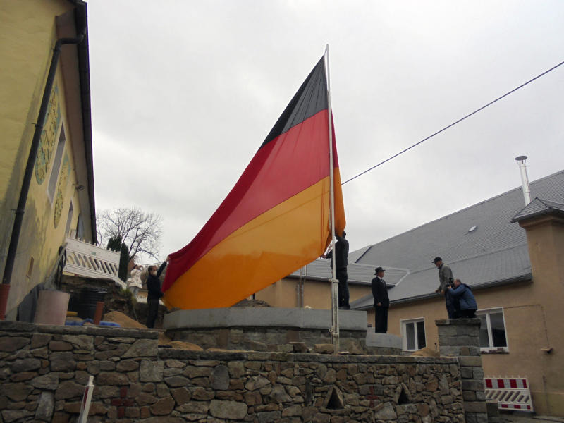 Eine Reichs-TAGS-Flagge weht jetzt auf dem Oberlichtenauer Dorfplatz