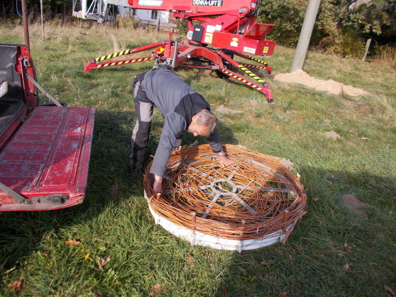 Storchennest für neue Brut erneuert