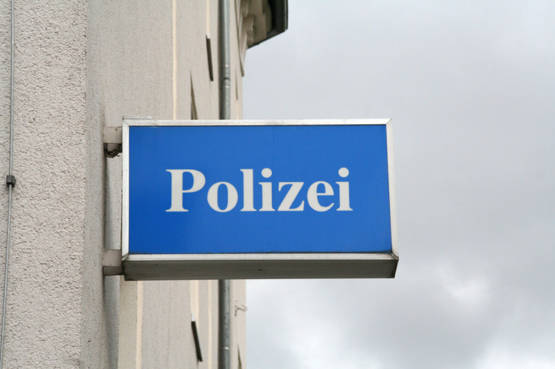 Polizist rettet sich durch Sprung zur Seite 