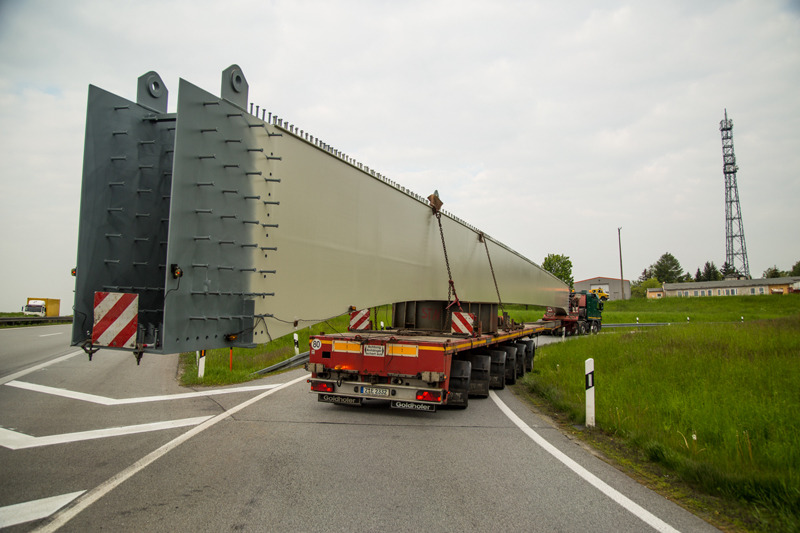 Schwertransporter blockiert Autobahnauffahrt