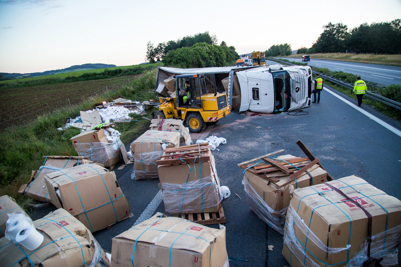 Umgekippter Lkw samt Hänger blockiert die Autobahn