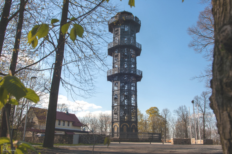 Der Aussichtsturm wird neu angestrichen