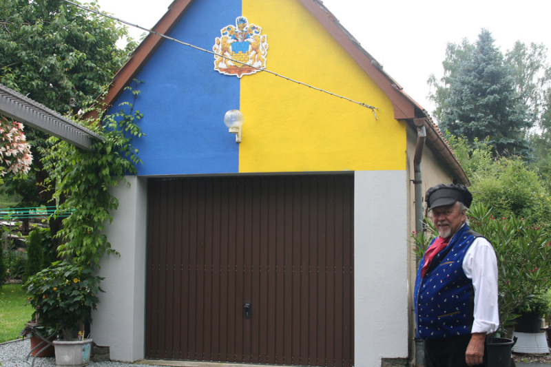 Garagengiebel glänzt in den Heimatfarben