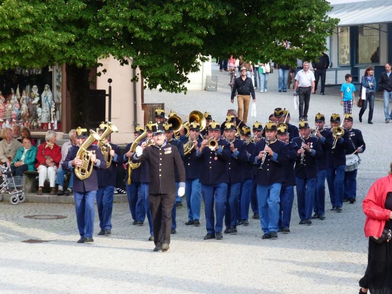 Militärmusik in Originaltrachten