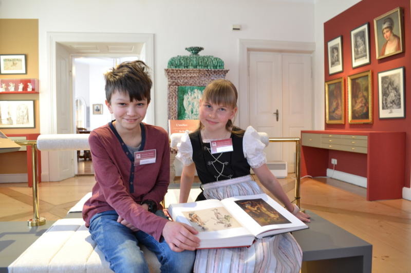 Kinder führen zu den musealen Schätzen in Großschönau