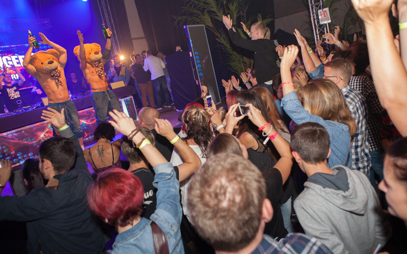 Partystimmung im großen Festzelt