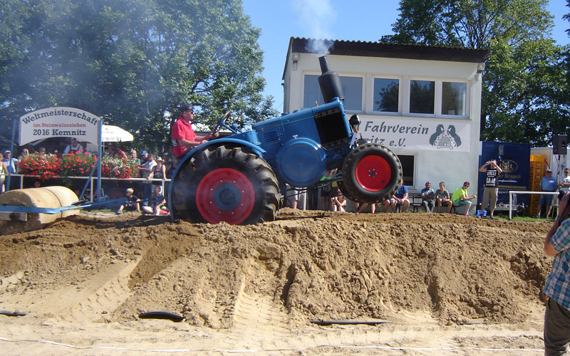 Traktoren umrunden Erdachse