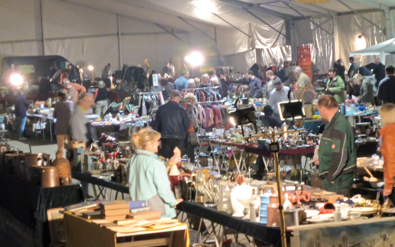 Beim Zelttrödelmarkt boomen die Geschäfte