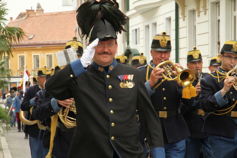 Militärmusik in  Originaltrachten in der Löbauer Messehalle 