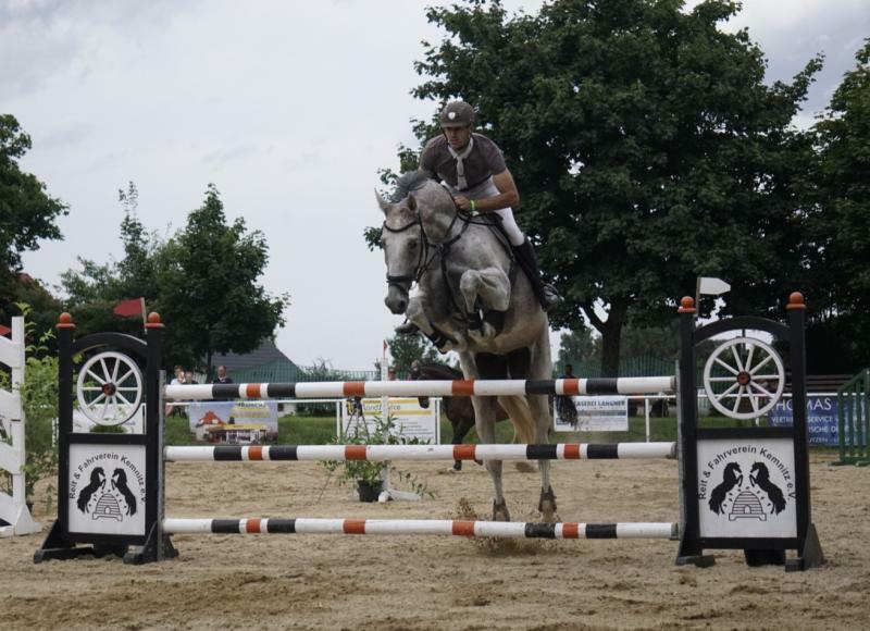 Großes Reitturnier mit Pferdesport vom Feinsten