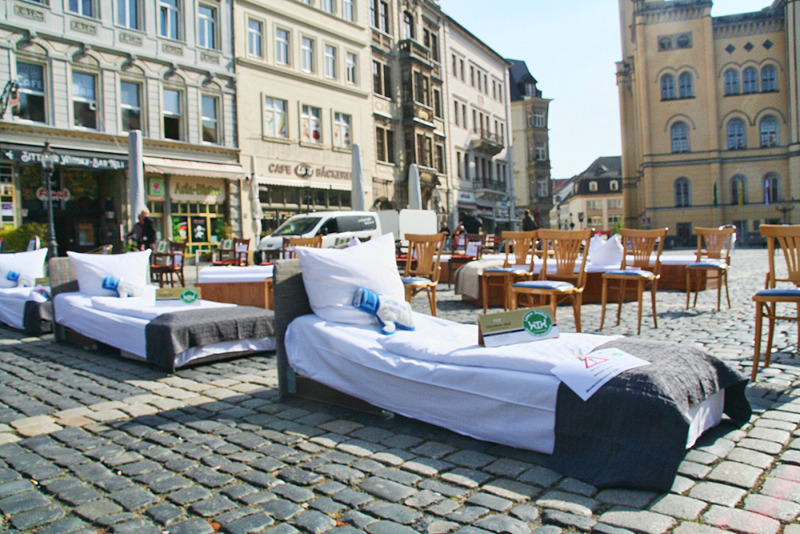 Leere Stühle und Betten auf dem Zittauer Marktplatz