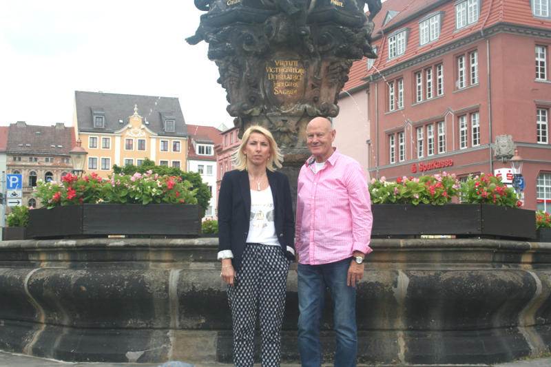 Blumen schmücken  wieder die Brunnen