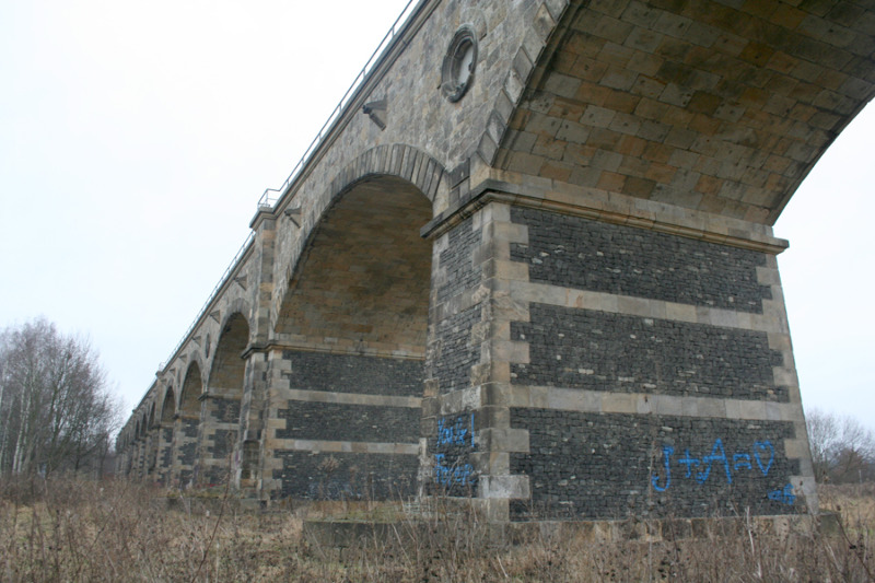 Schmierfinken am Viadukt