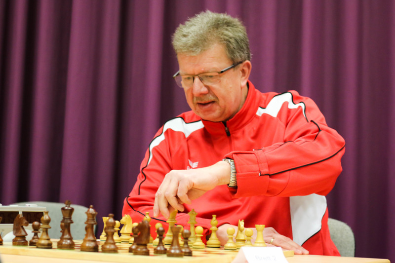 Ein Fußballschiri  bei der Schach-WM 