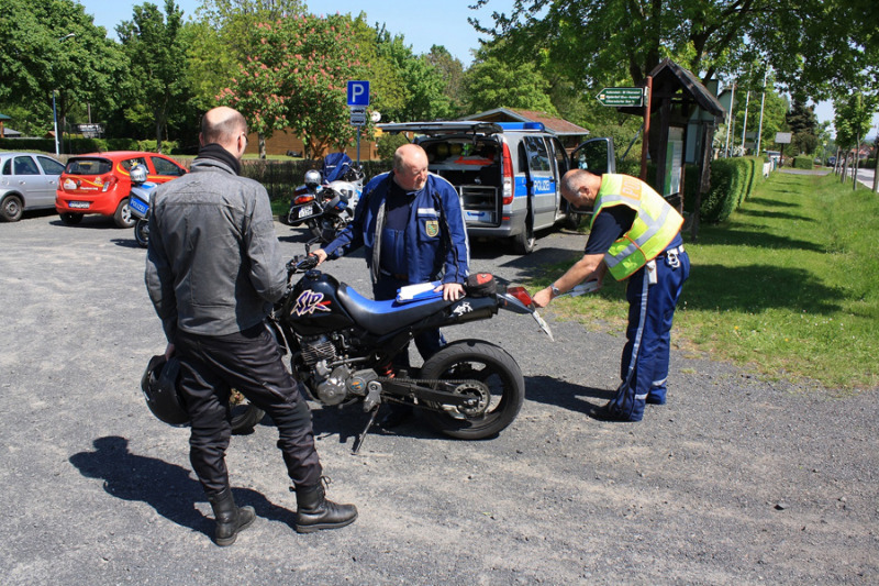 Polizei kontrolliert Motorradfahrer