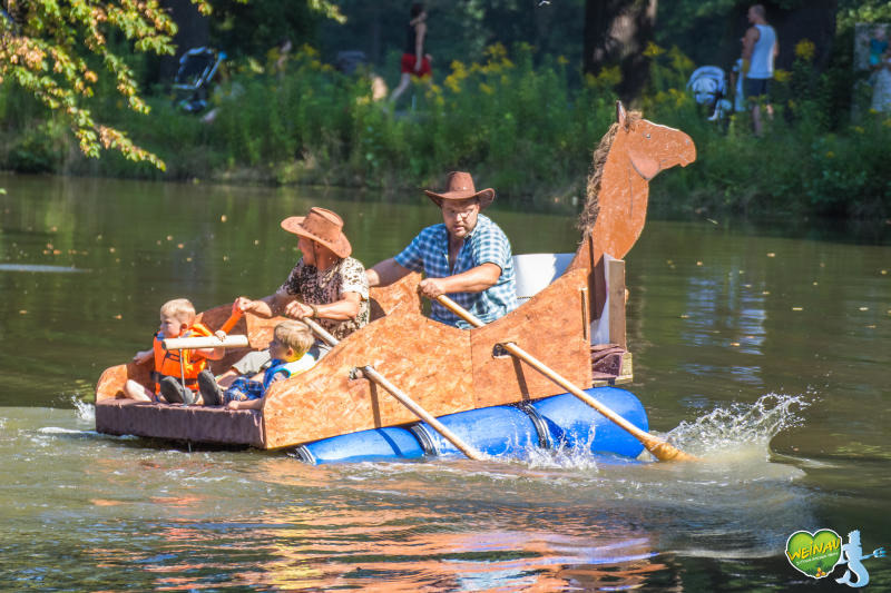 Reiter schippern über den Weinauteich