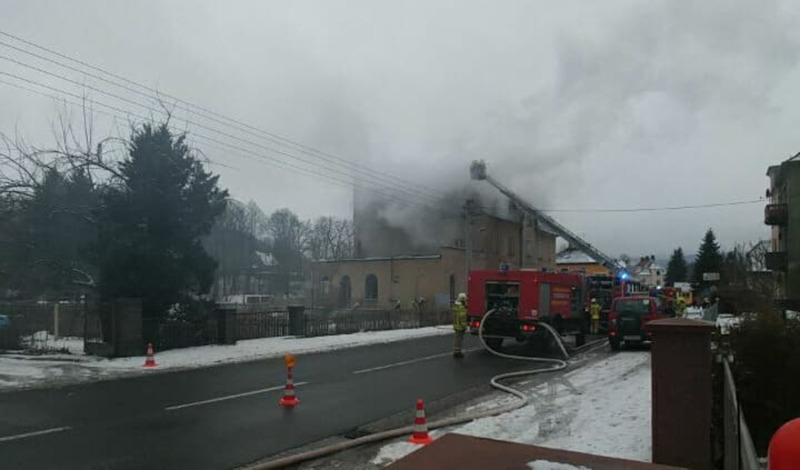 Leerstehendes Haus in Flammen 