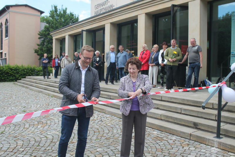 Geländer vor dem Zittauer Theater installiert