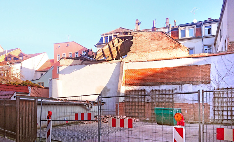 Marodes Dach eines Wohnhauses stürzt zusammen