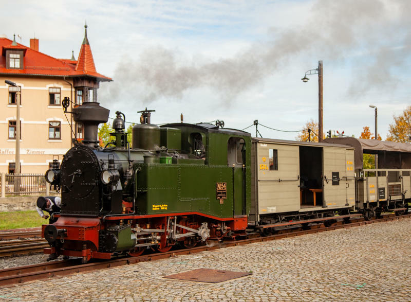 Historik Mobil mit historischem IK-Güterzug