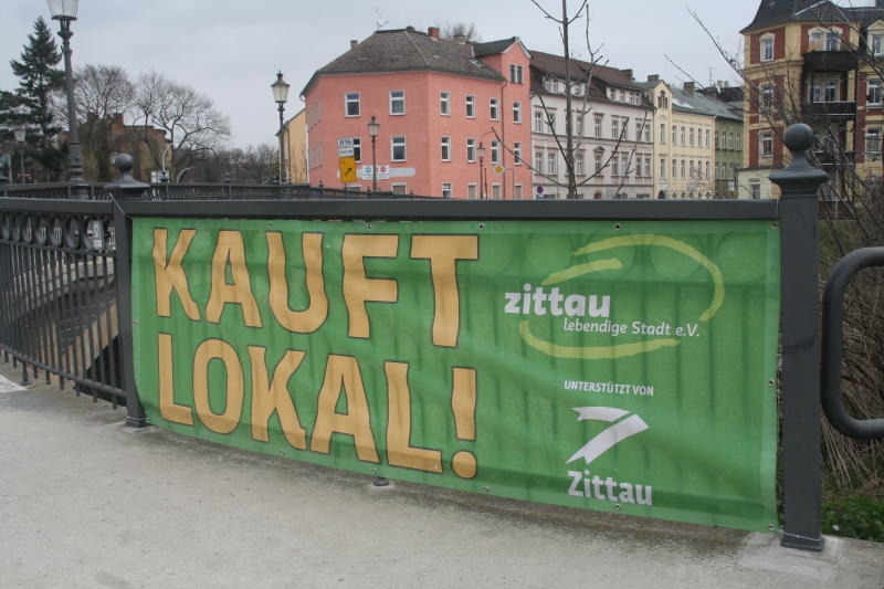 Grüne Banner: „KAUFT LOKAL!“ in der Zittauer Innenstadt