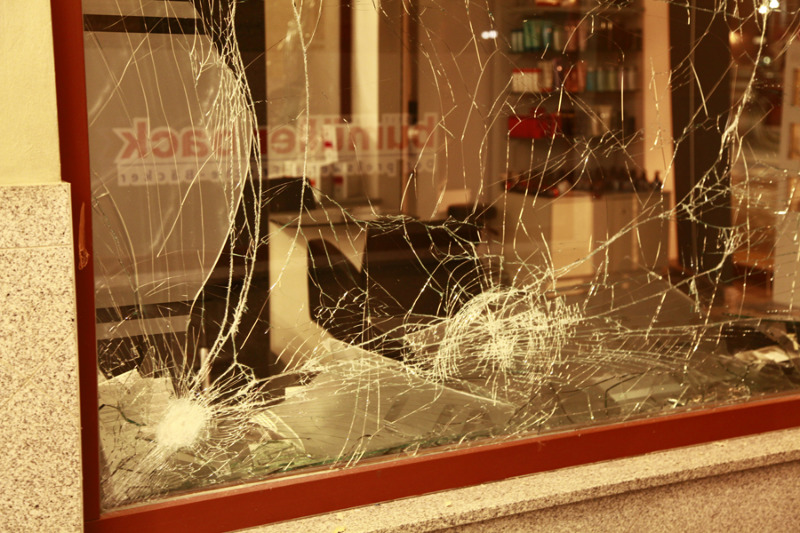 Chaoten zerstören Schaufenster in der Silvesternacht