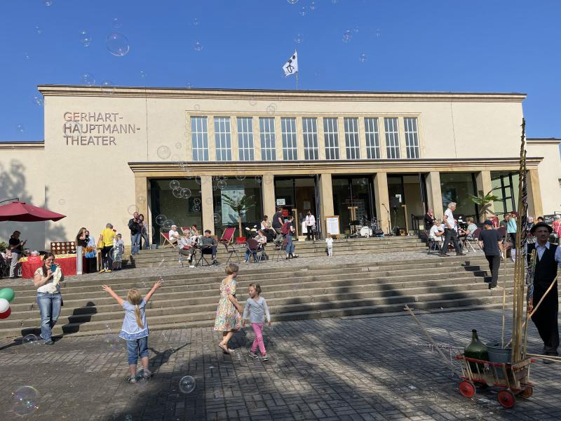 Wenn sich die Theaterbühne in einen schummerigen Wald verwandelt