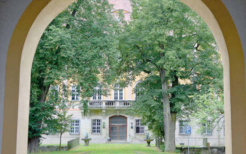 Gasthof, Minigolf und Schloss  unter dem Hammer