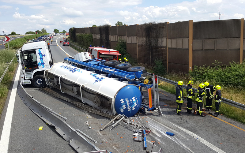 Umgekippter Gefahrgutlaster blockiert die A 4