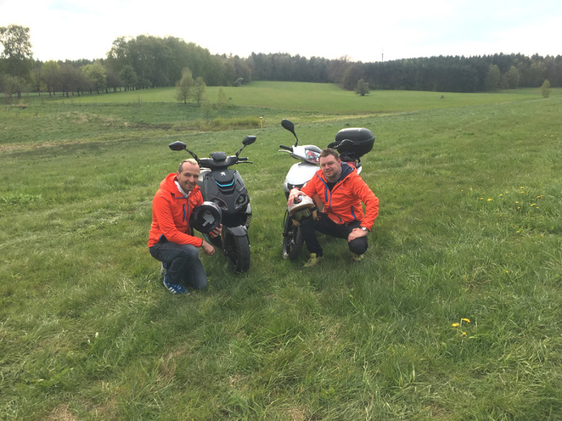 Mit dem Motorroller geht es auf große Europa-Tour