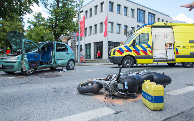 Pkw und Motorrad in Kamenz zusammengestoßen