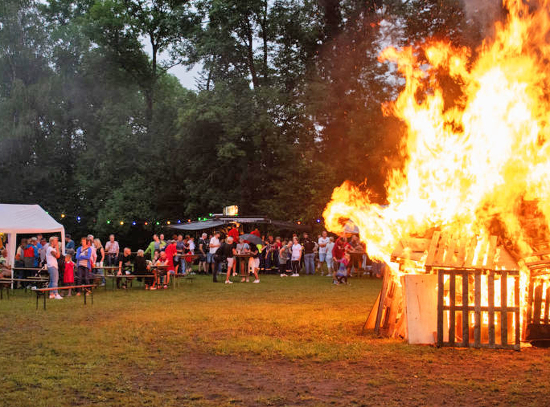 Zur Sonnenwende lodern wieder die Feuer