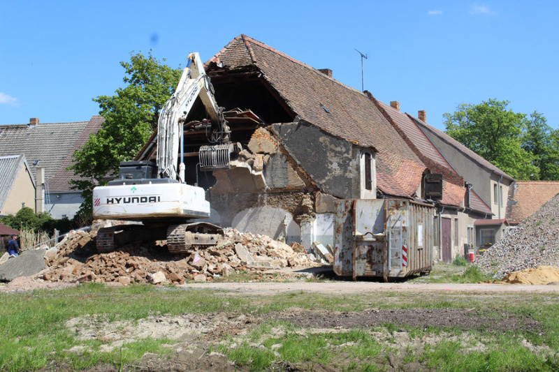 Bagger nagt sich durchs Gutshofgemäuer