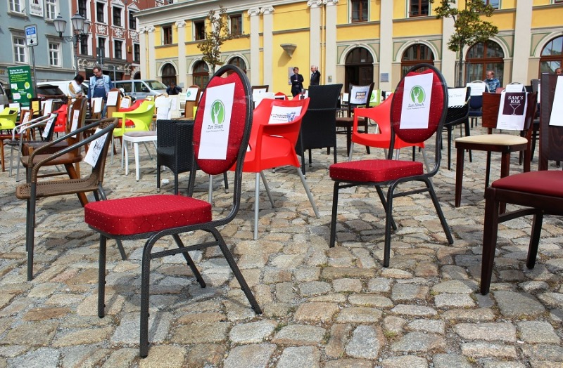 Abermals leere Stühle vorm Rathaus