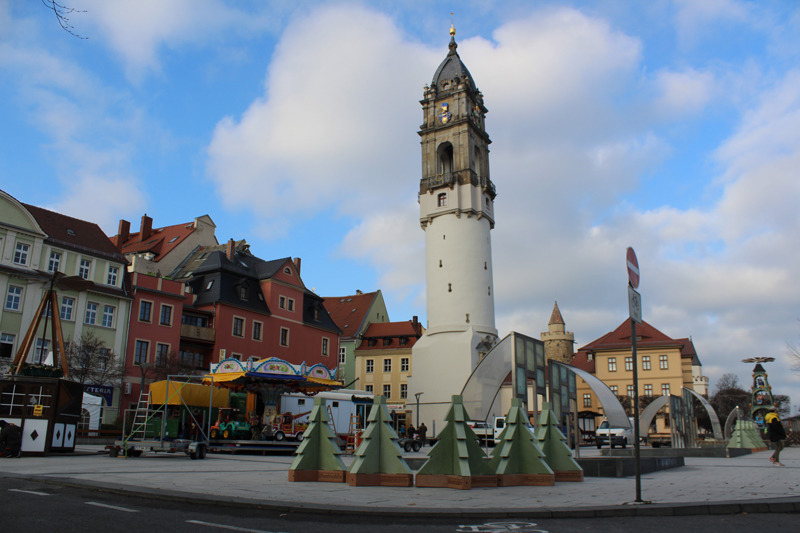 Schutzwall aus farbigen Betontannen