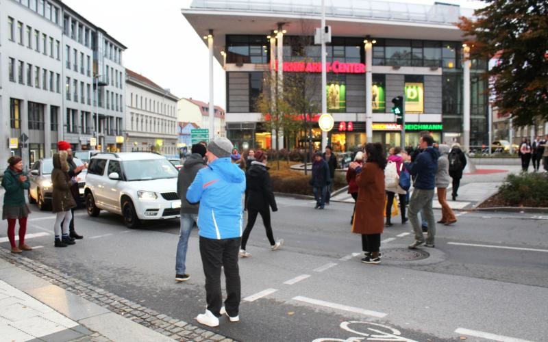 Theaterprojekt auf offener Straße lenkt Blicke auf sich