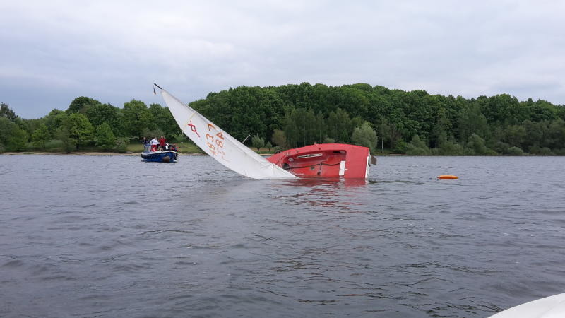 Was passiert, wenn das Boot plötzlich auf dem Stausee kentert?
