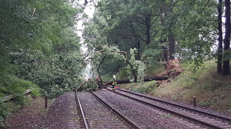 Unwetter sorgt für Stromausfälle und legt Bahnstrecken lahm