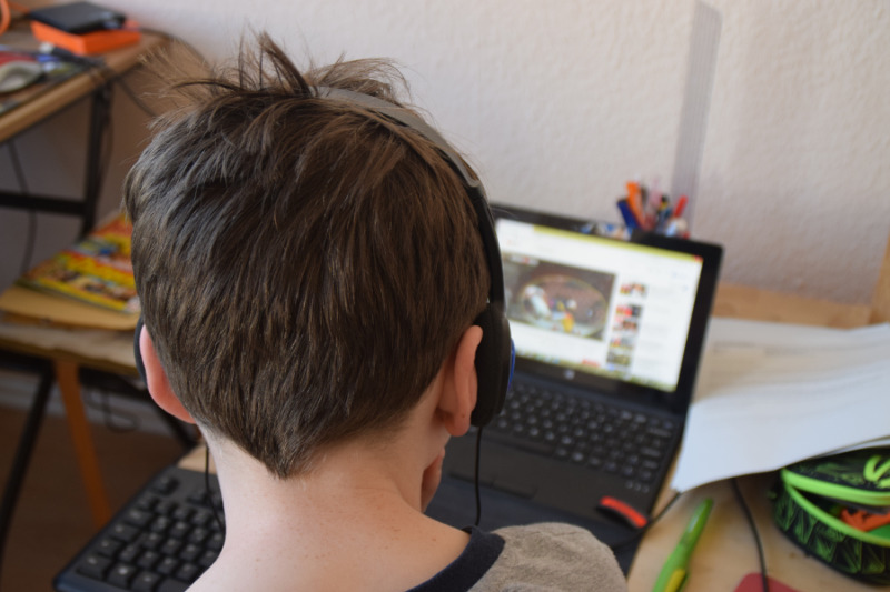 Computer und Handy ziehen Kinder in „Corona-Ferien“ magisch an