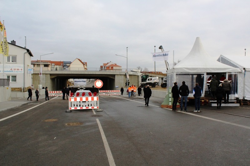 Die Brücke steht: Ab Mittwoch rollt es wieder