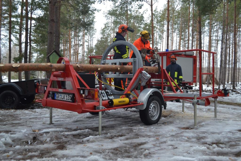 Feuerwehrleute proben für Sturm