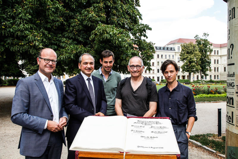 Goldenes Buch lag am Wilhelmsplatz aus