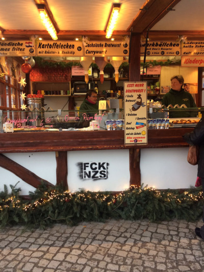 Buden auf dem Weihnachtsmarkt beschmiert